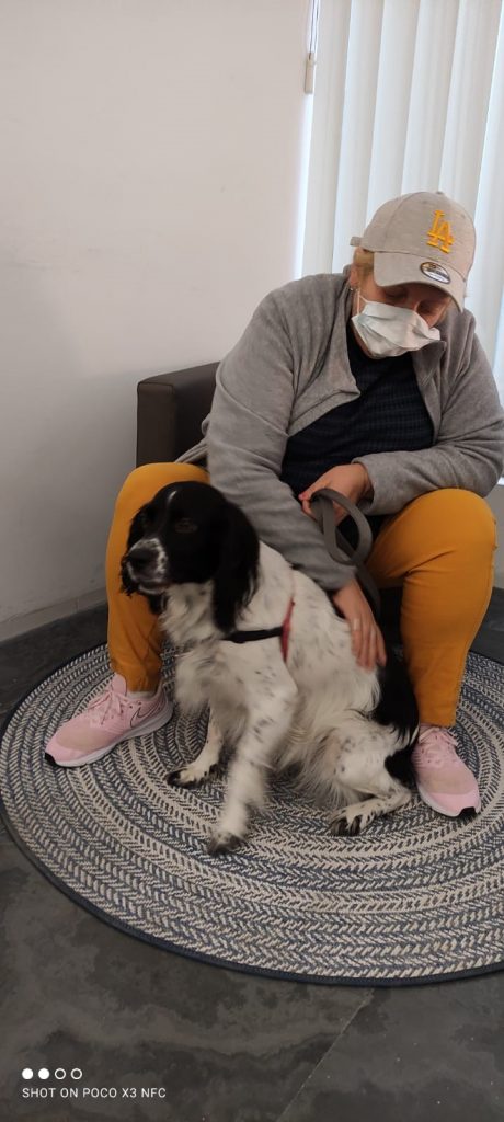 Paqui posando junto a un perro de terapia asistida