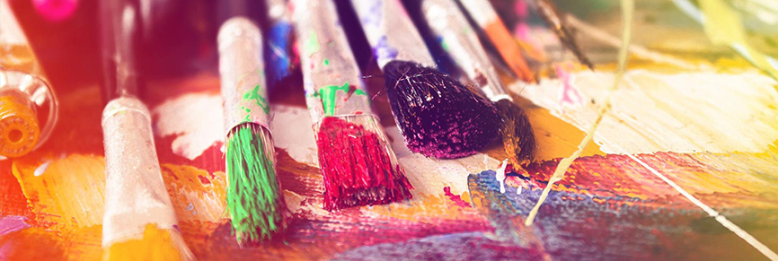 Pinceles con pinturas de colores
