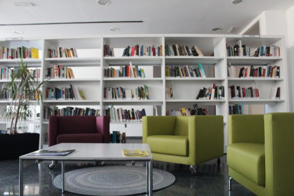 Fotografía de la biblioteca del Creap Foto grafía de la biblioteca del Creap