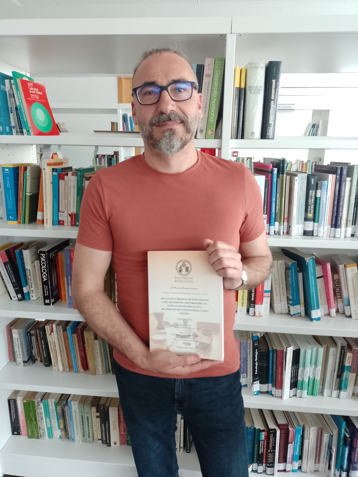 Óscar Pérez en la biblioteca del Creap mostrando su tesis Óscar Pérez en la biblioteca del Creap mostrando su tesis