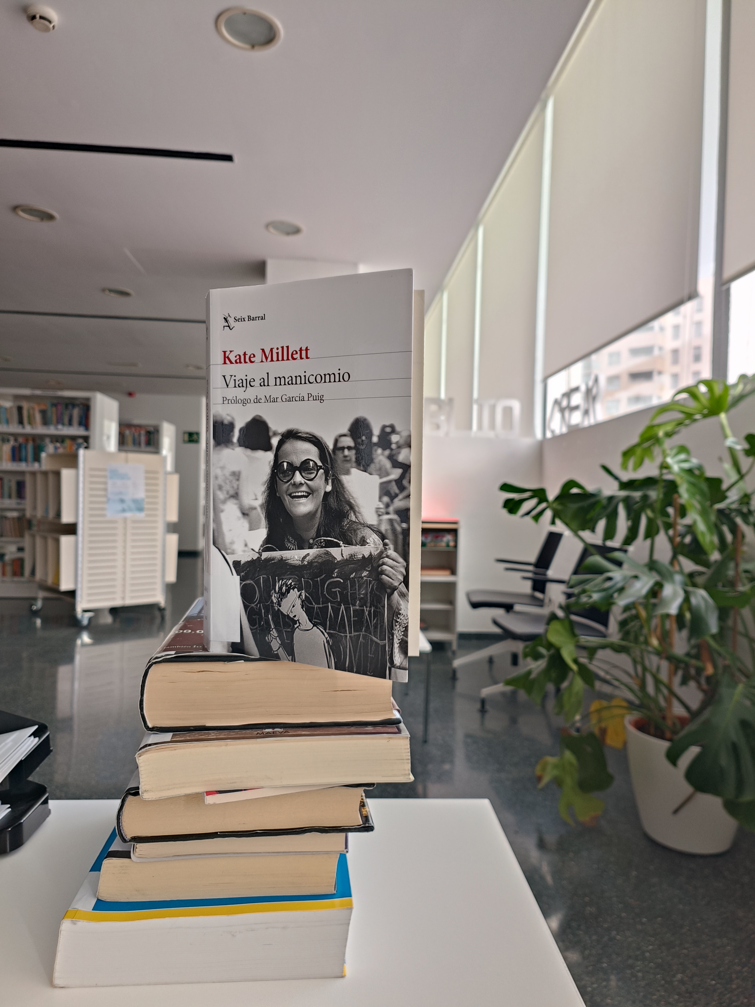 Fotografía del libro en la Biblioteca del Creap