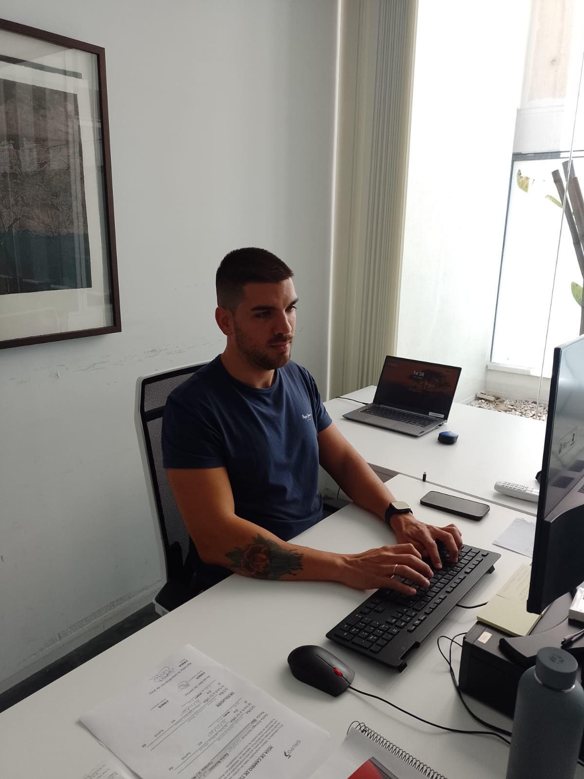 Foto de Javier López trabajando Foto de Javier López trabajando