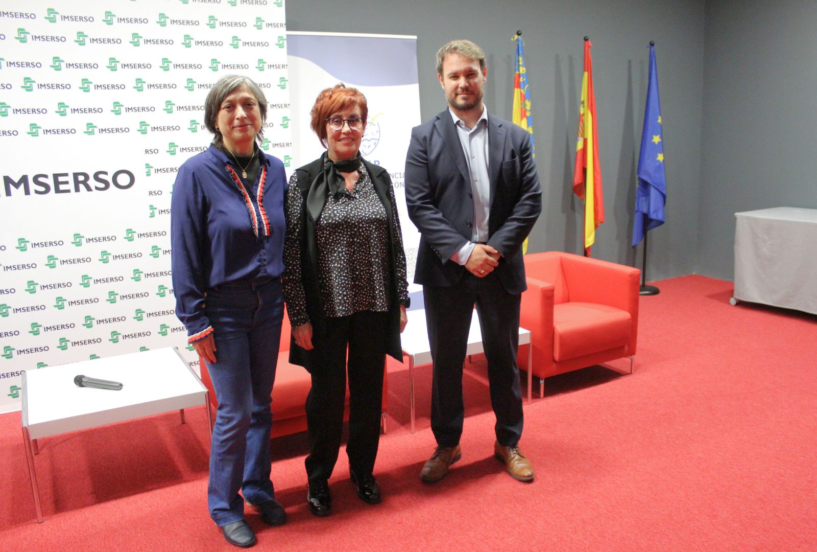 Juan Lázaro, director del Creap con Natividad Godoy, presidenta de Asva-Tp y Antonia Muriel, trabajadora social.