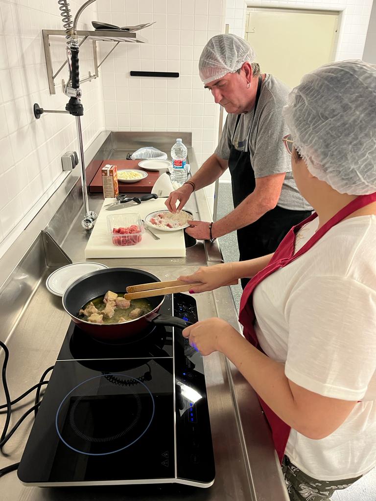 Personas participantes del programa cocinando