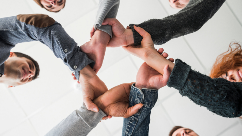 Concepto de comunidad. Manos entrelazadas. Concepto de comunidad. Manos entrelazadas.