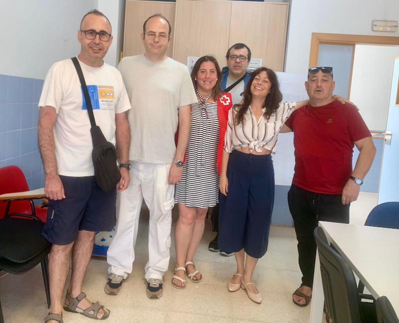 Virginia Pérez Pastor junto con el grupo de arteterapia de Cruz Roja Valencia