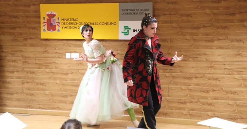 Un centenar de personas asiste en el CREA a una representación adaptada del ballet «Coppélia»