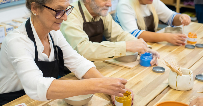Personas haciendo una manualidad.