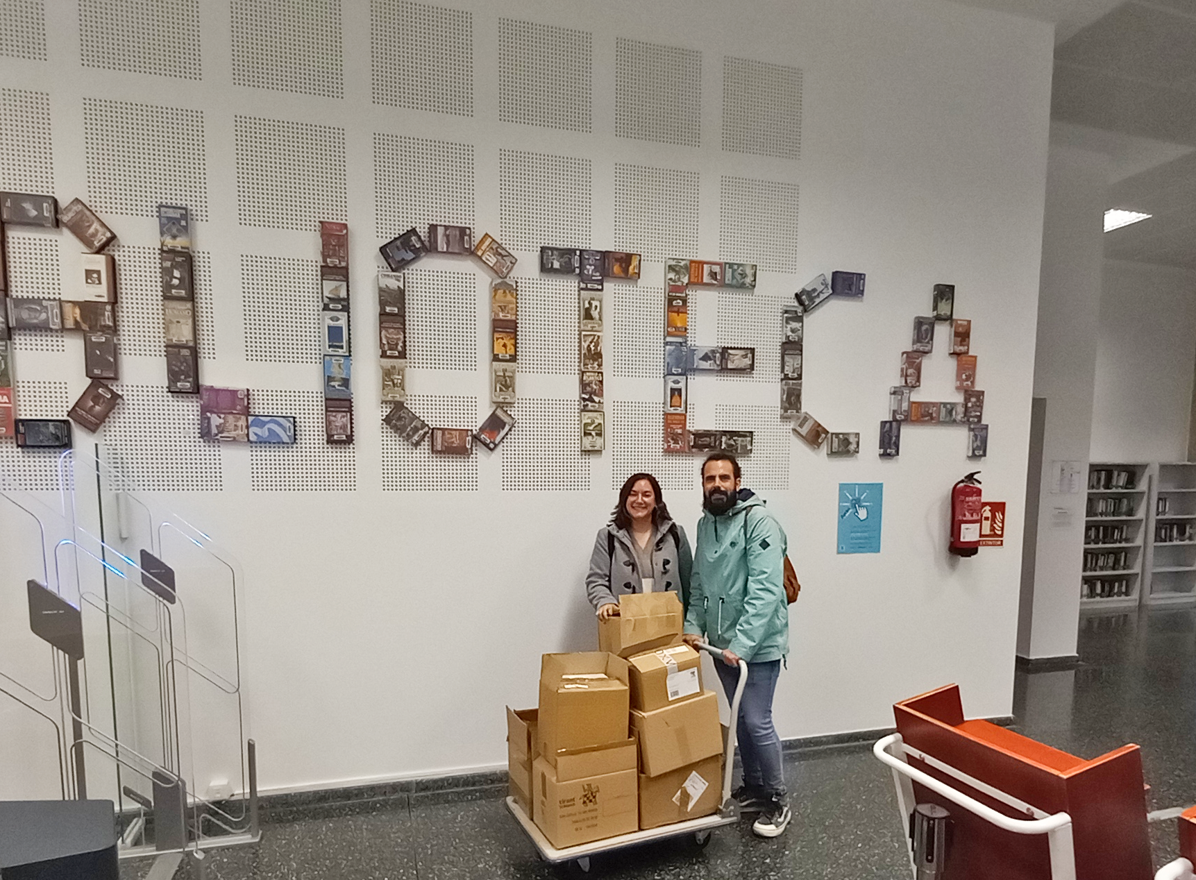 Trabajadores del Creap de Valencia en la biblioteca de la Universitat de València