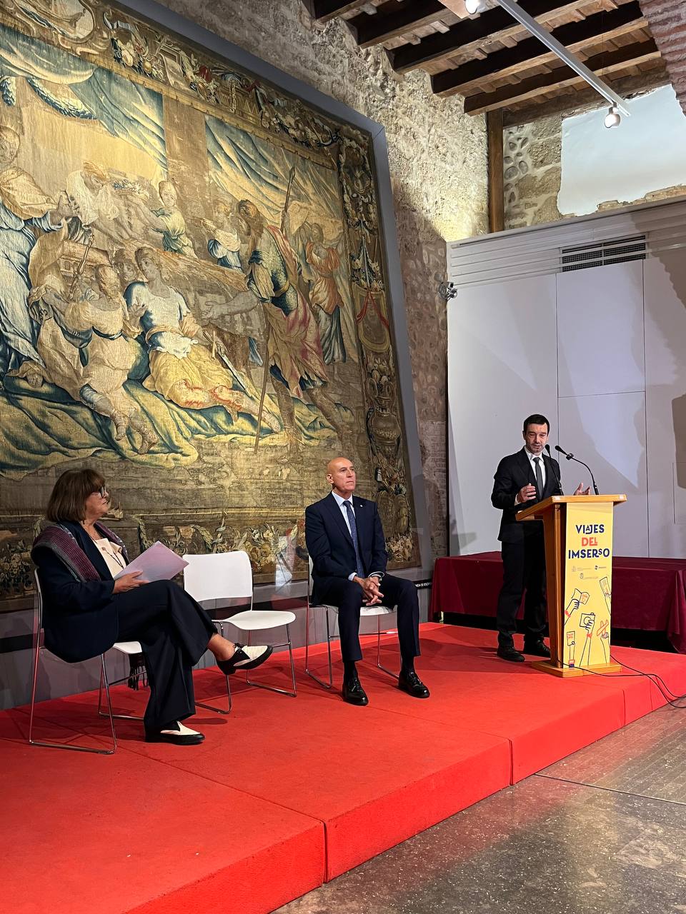 Pablo Bustinduy Amador, ministro de Derechos Sociales, Consumo y Agenda 2030 junto a María Teresa Sancho Castiello, directora general del Imserso, y José Antonio Diez Díaz, alcalde de León, durante la rueda de prensa.
