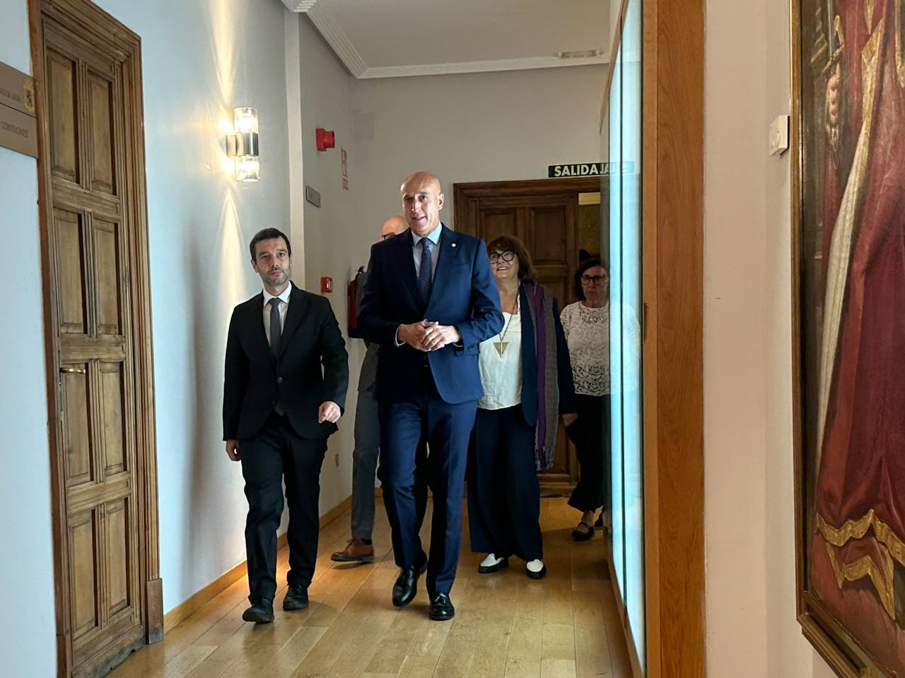 Pablo Bustinduy Amador, ministro de Derechos Sociales, Consumo y Agenda 2030 junto a María Teresa Sancho Castiello, directora general del Imserso, y José Antonio Diez Díaz, alcalde de León.